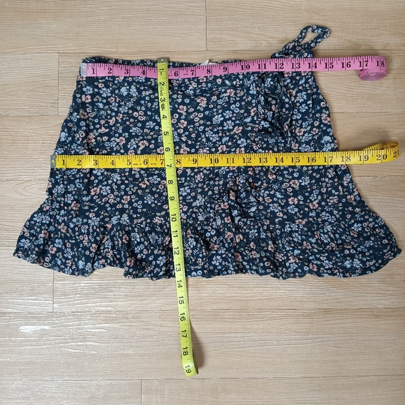 SOLD Lot H&M Velvet Mustard Mini Skirt And Hippie Rose Floral Mini Skirt 10 M - Picture 7 of 7